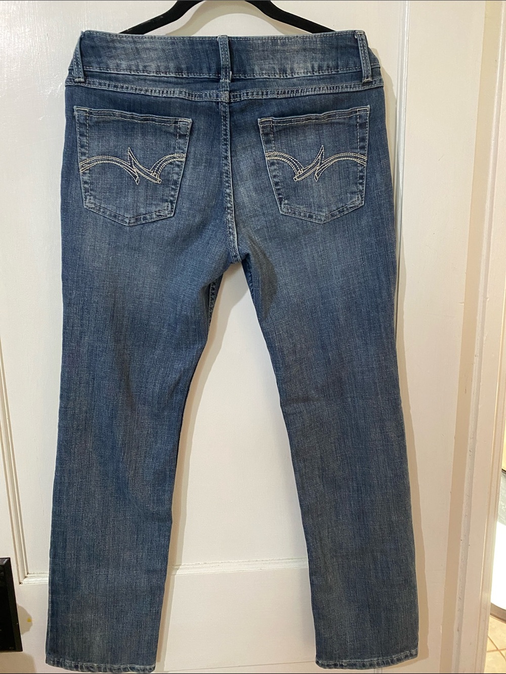Wrangler Women's Straight Leg Jeans in Medium Blue with Pocket Stitching